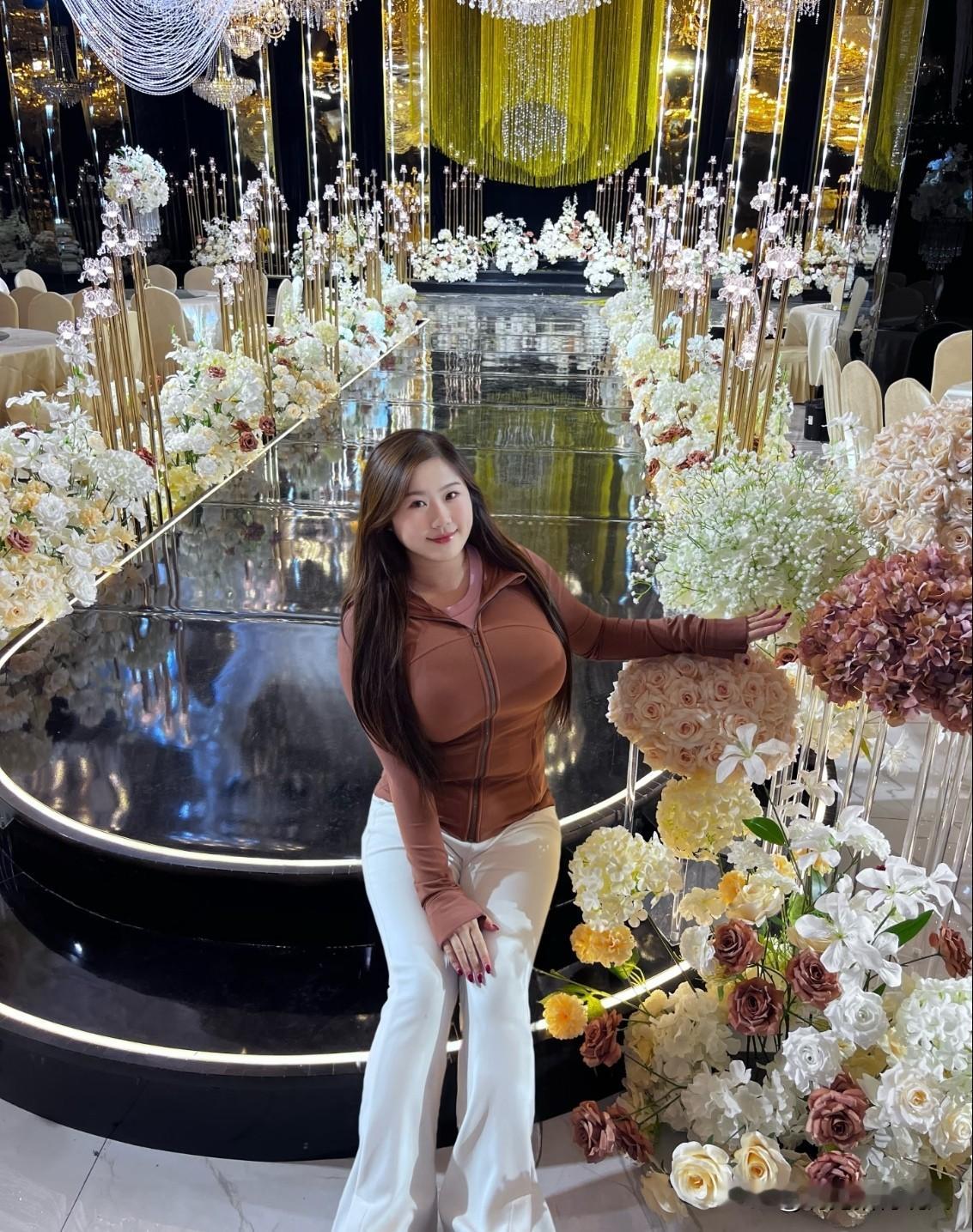 竹影清风摇月色，这上联读来满是清宁，晚风轻拂，竹影婆娑，月光被摇得碎碎的，洒在地