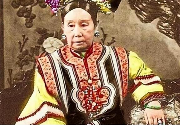 慈禧每次洗澡后，只留李莲英1人伺候。而房间里不时传出喊痛，一位小宫女偷掀帘子，这