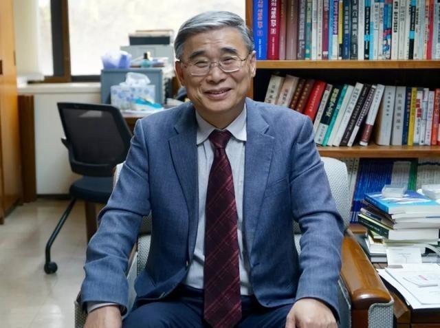 韩国老特务头子被一脚踹出门去……据韩国大报《东亚日报》早前报道，韩国执政党“共同