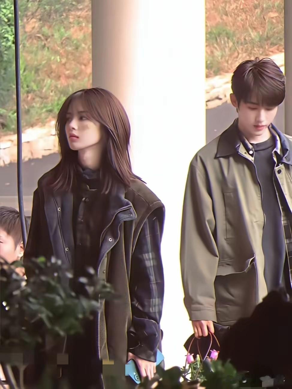 这么酷飒的女孩第一眼真没认出是她，
和以往的风格判若两人，但却莫名的适配，原来她