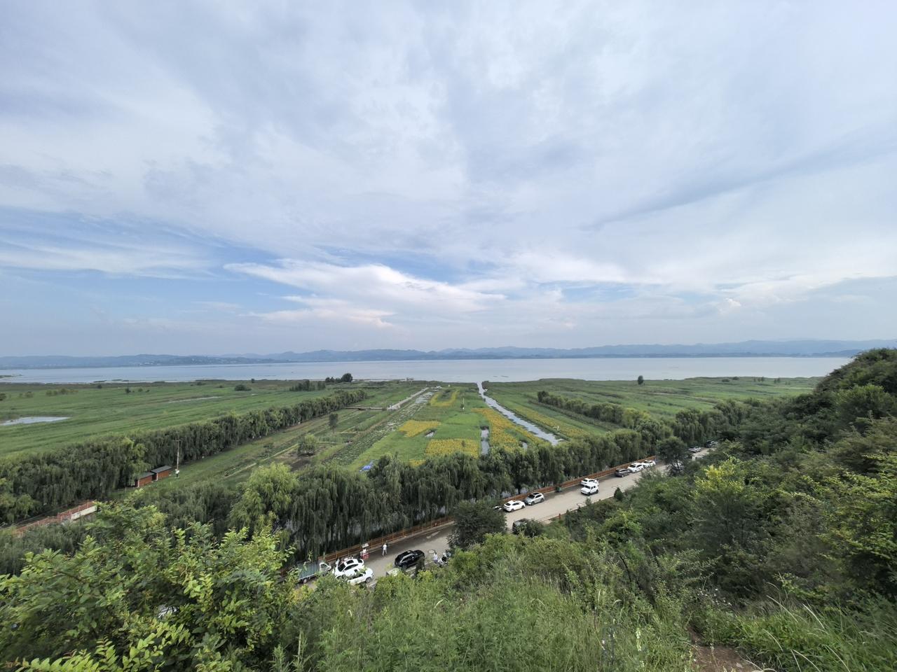 威宁真的很凉快，风景也很美。
但个别地方有点煞风景，乌烟瘴气，像个超级难民营。