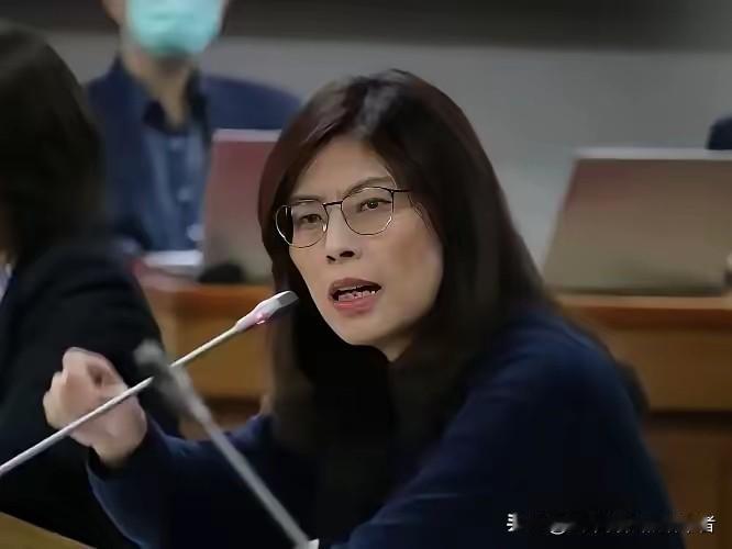 郑丽文出手狠！
县长钟东锦当场吃瘪，
李文斌空降主委稳了
郑丽文这波操作真够厉害