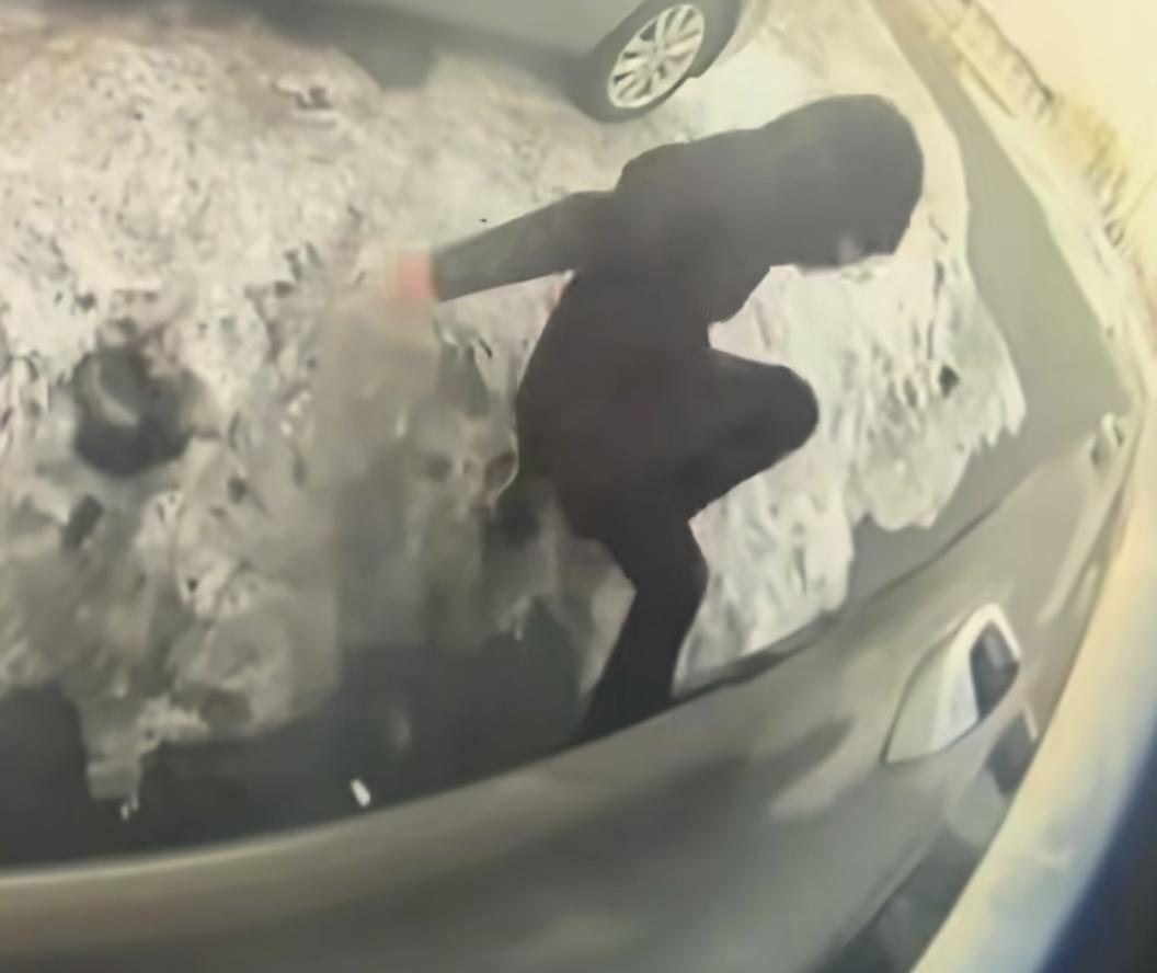 辽宁一女子下车时，因地面结冰不慎滑倒，腿滑到了车轮那里。她丈夫不知情，开车离开时