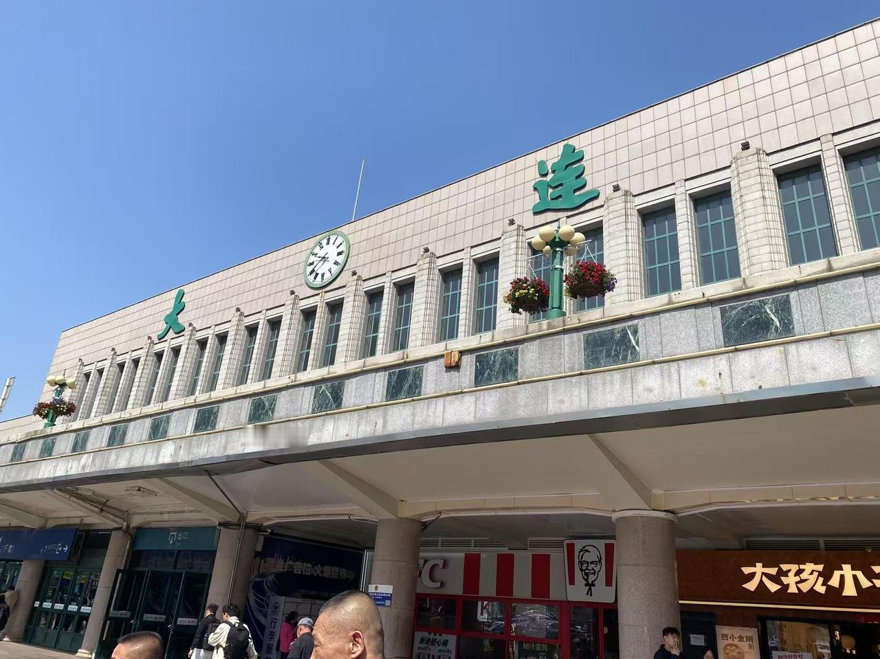 大海，轮船，海鸥，美食，浪漫海滨大连，是一个治愈人的港弯。