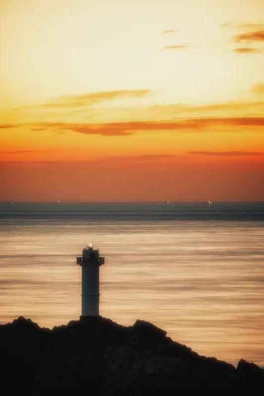 上联：月落西山大地暗；请接下联月落西山大地暗，日升东海万物明。