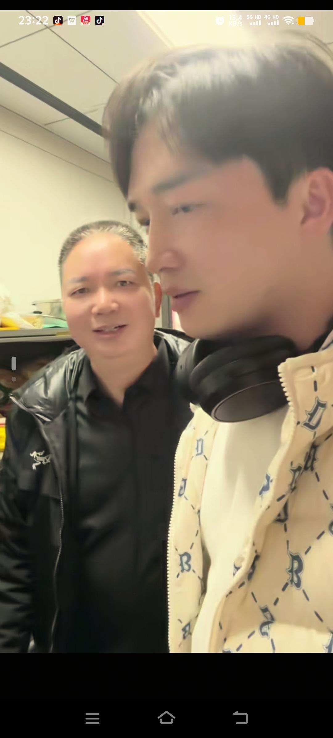 邓博回归家庭快三年了，如今31岁的他，在爸爸妈妈眼里依旧像个孩子。我很欣赏他不炒