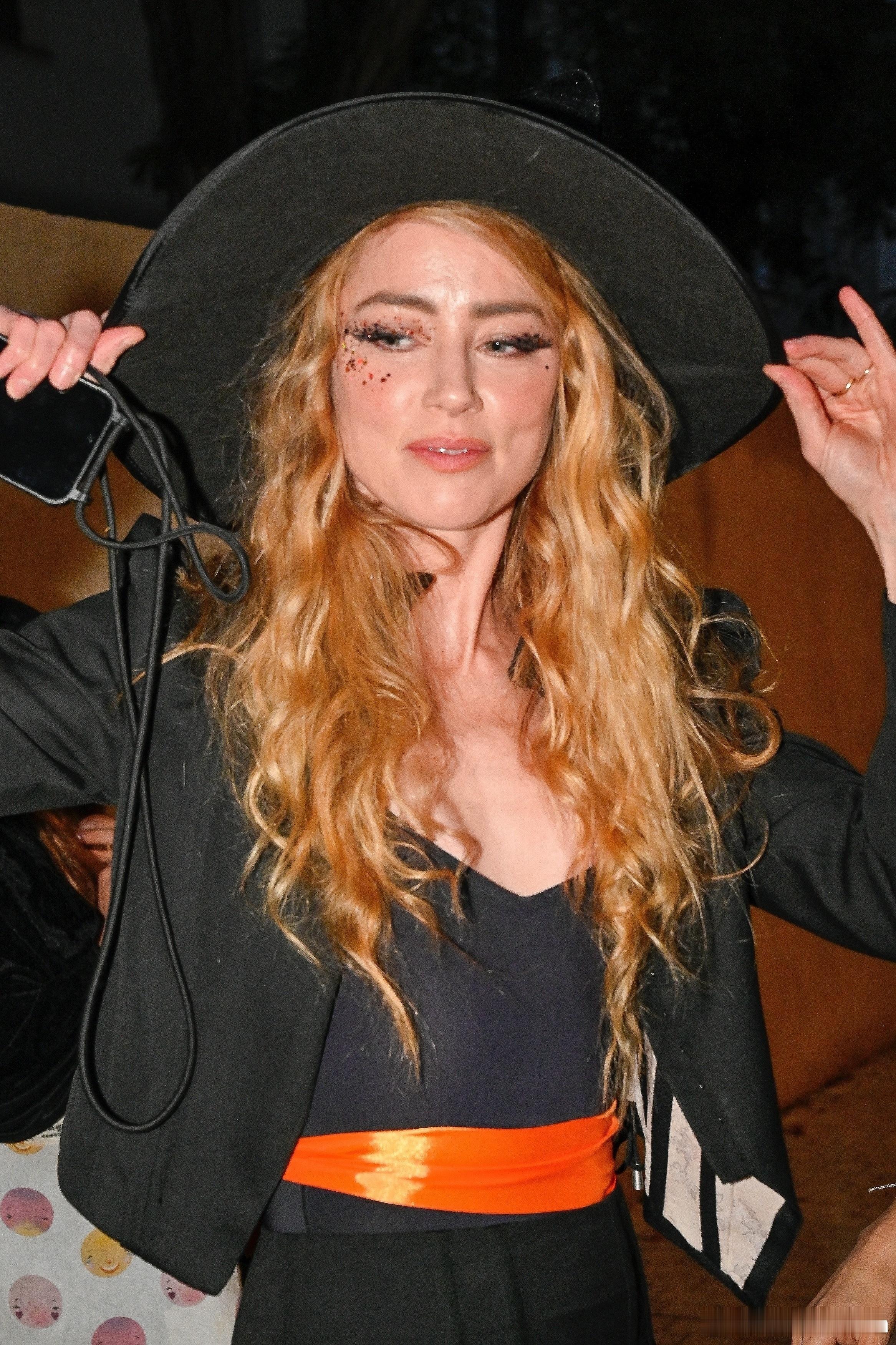 amber heard艾梅伯希尔德带着三个娃在马德里外出过万圣节，双胞胎一个打扮