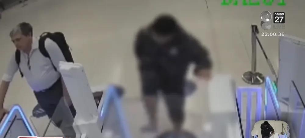 痛心！曼谷机场那一脚，踹碎的是全体国人的体面。

机场这种地方，越着急越容易出岔