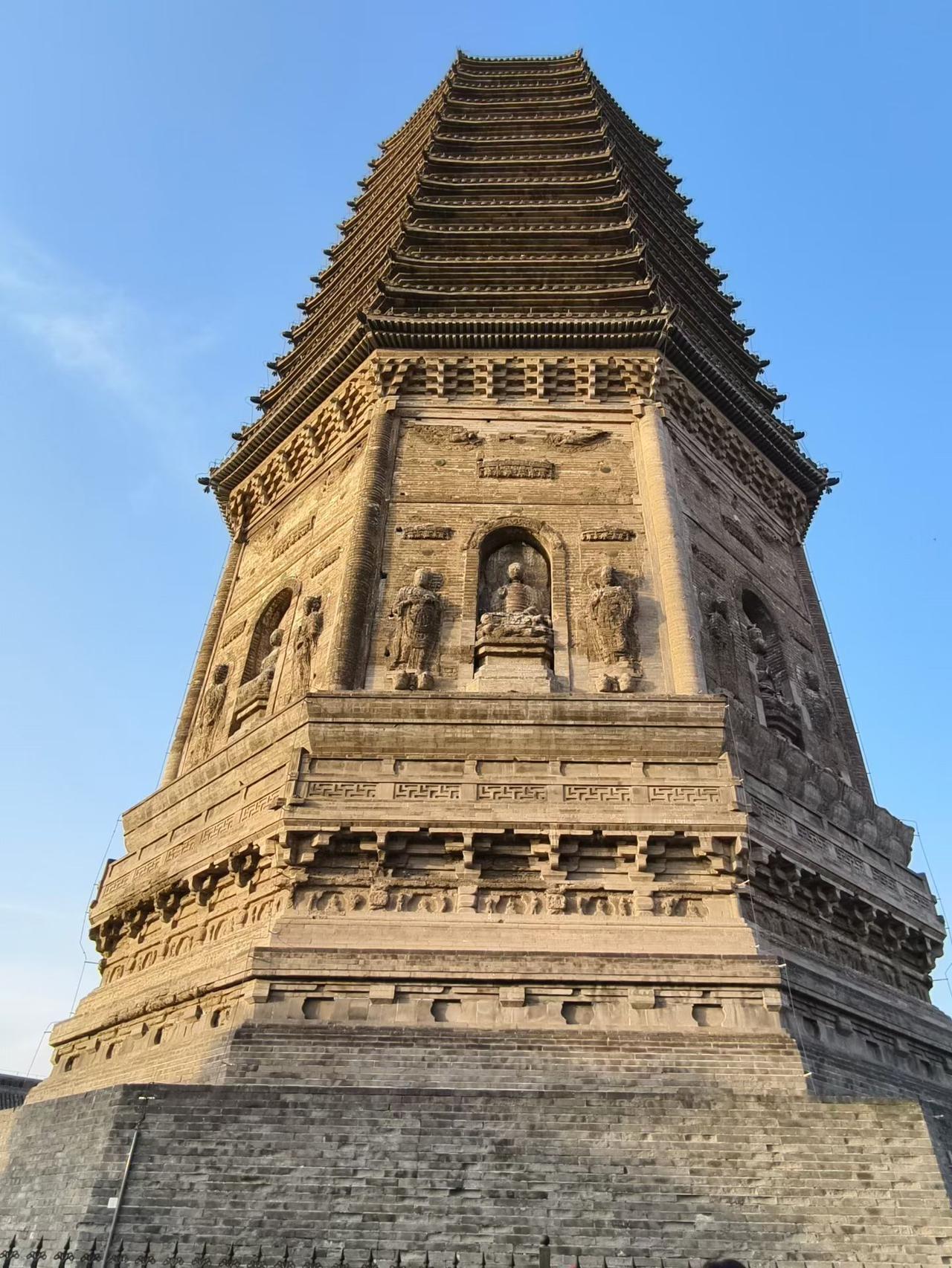 锦州的广济寺塔是辽代的八角塔，高71米。塔身上部为密檐式塔，中部有大幅砖雕，下还