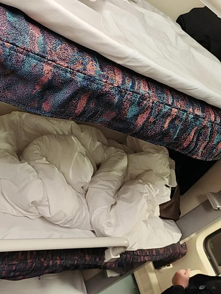 马上就要下火车了，还有不到一小时，马上就要回窝了，这种感觉真好！
全身放松，也不