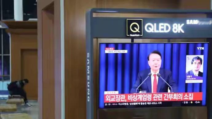韩国总统尹锡悦冲冠一怒为红颜，宣布紧急戒严，5个细节没想到：

1.没想到从宣布