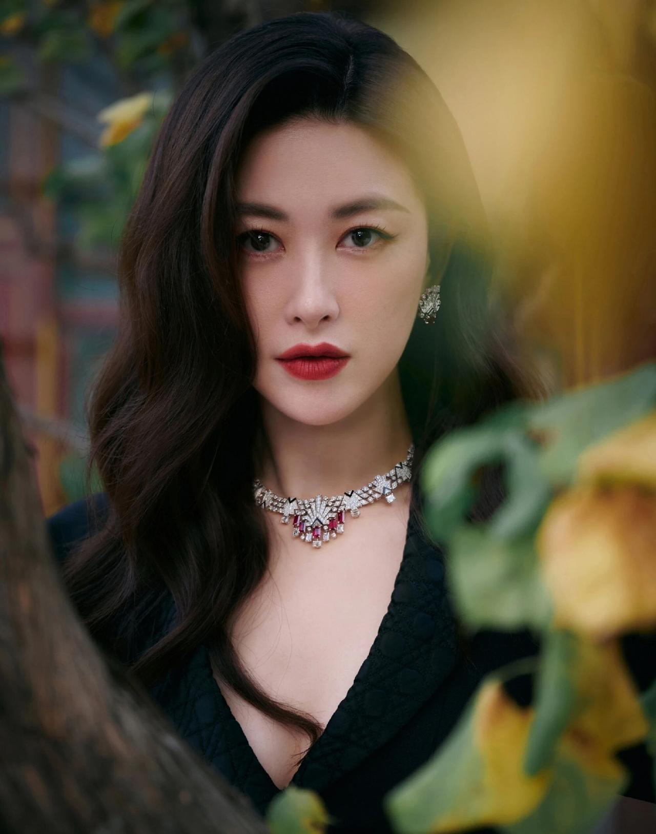 “全球最美面孔”遮蔽下的朱珠

她有风情万种的长相，家境殷实，爷爷是开国少将，爸
