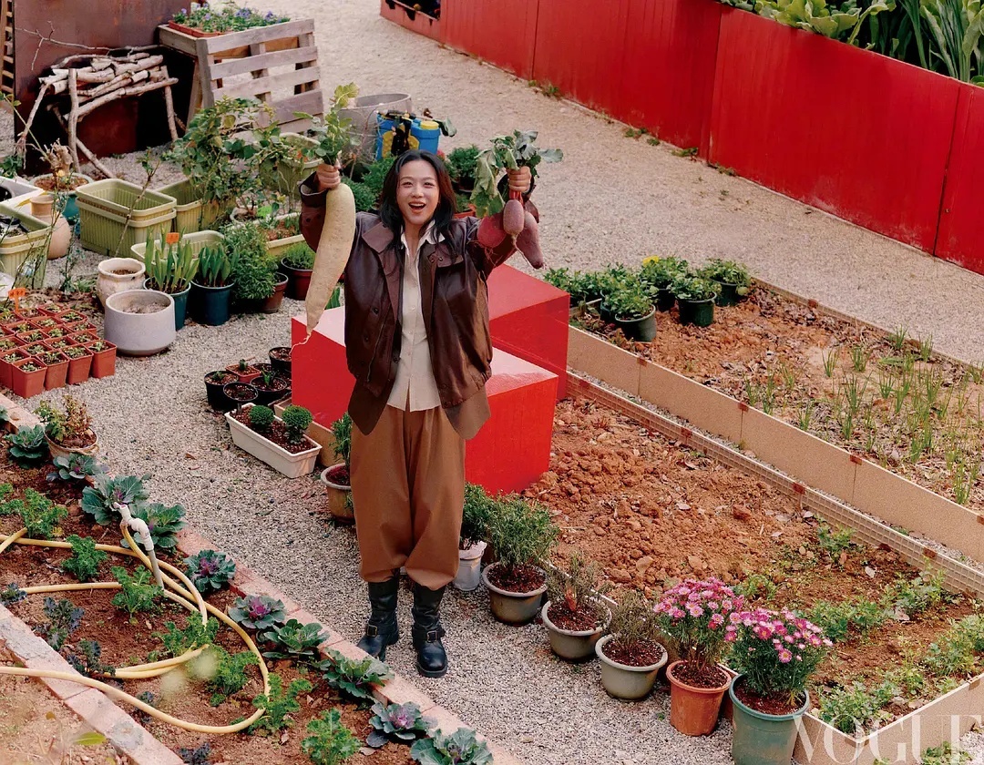 因为收获颇丰，开心庆祝的汤唯大宝贝