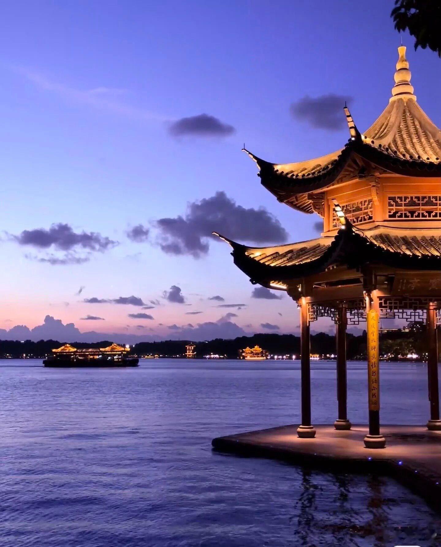 杭州西湖将连续一周撒7吨漂白粉别慌！这是西湖年度荷区清塘作业～150亩水域精准投