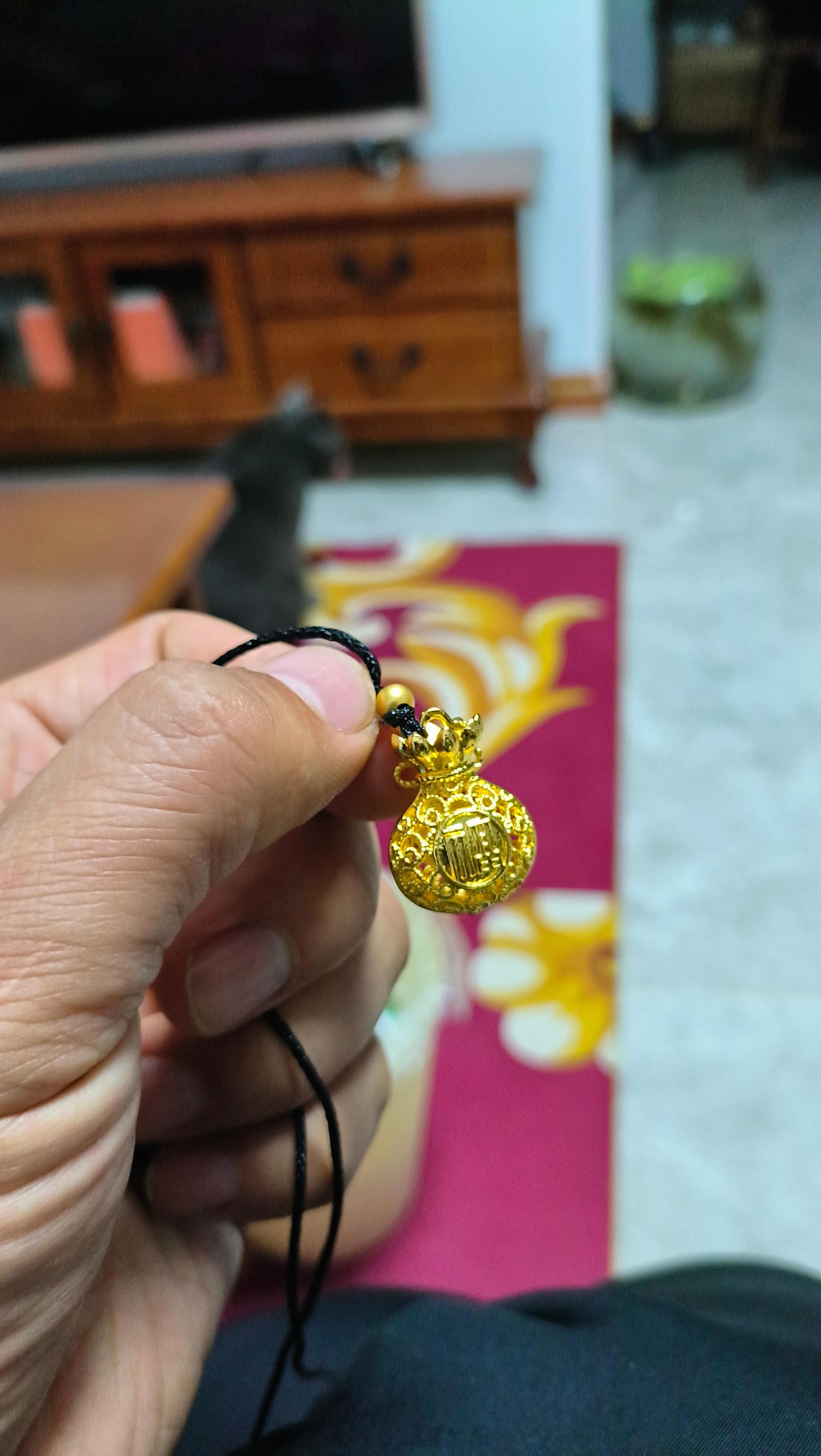 周大福牛马吊坠被指阴阳打工人我这个吊坠怎么样，周大福直播间抢拍的9.9元福袋吊坠