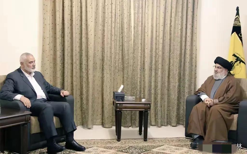 这张照片，左边西装革履到曾是哈马斯领导人哈尼亚，右边穿长袍的是黎巴嫩真主党领导人