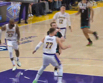 这是三分犯规？范德彪已经控制身体到极限了~

韦尔斯的假动作骗到了范德彪，但范德