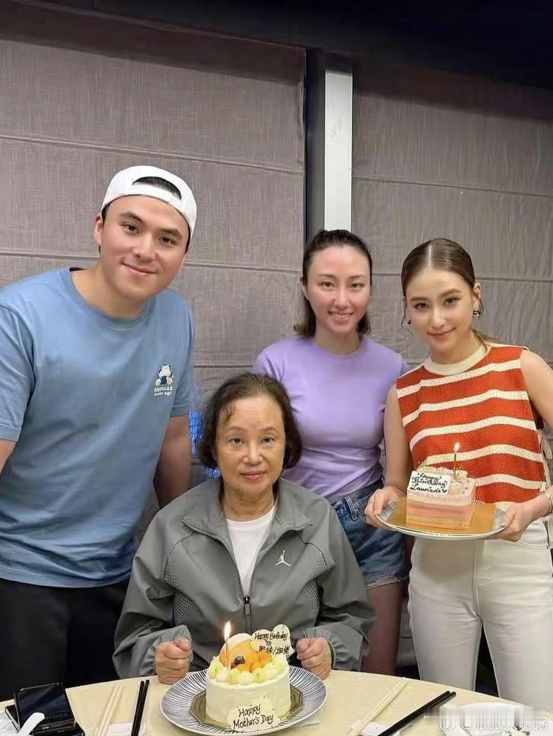去年何超莲生日
今年何猷启生日，说是全家福，但是他家里一个女婿，两个孙女都没在里