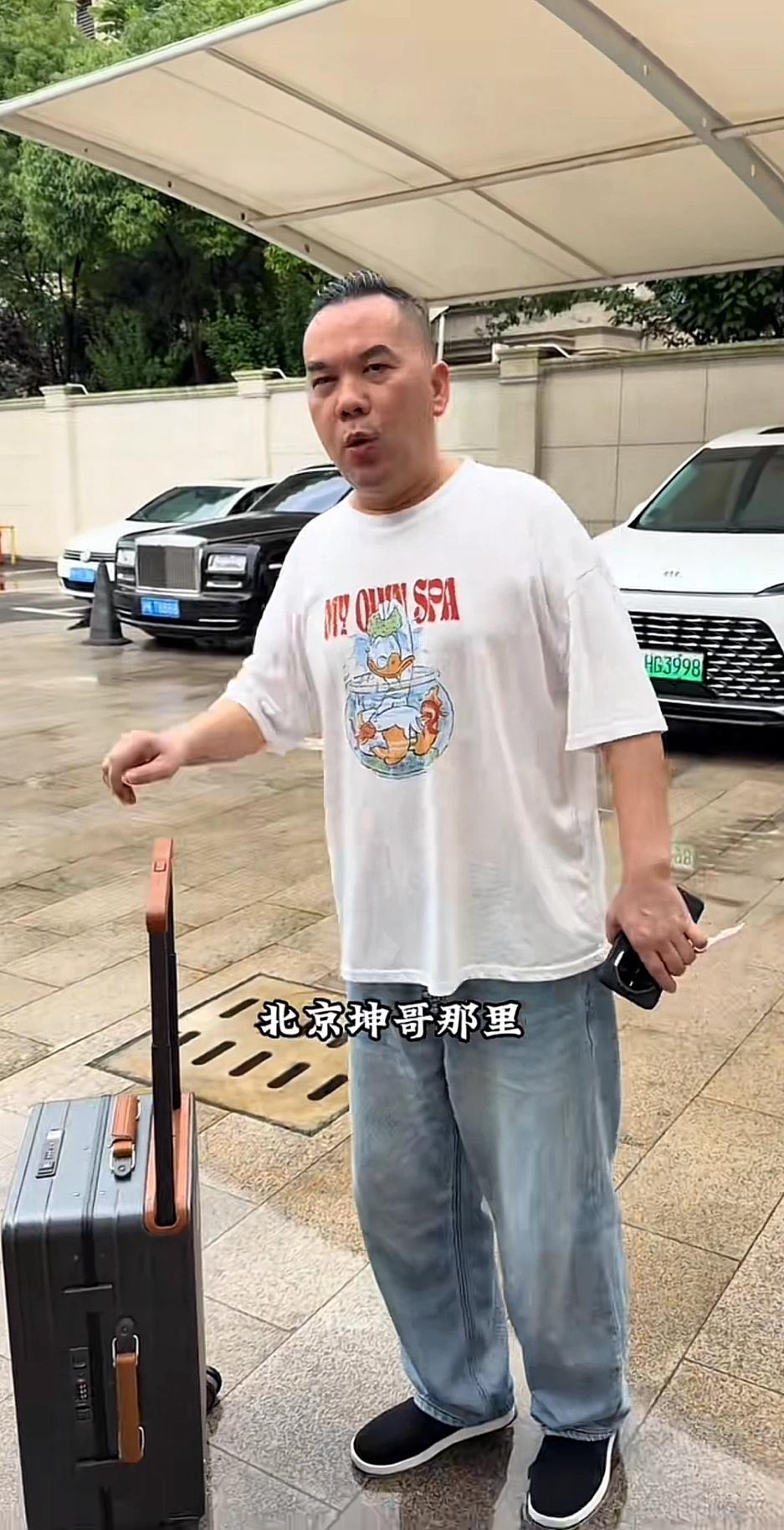 上海阿牛哥，超级自信，穿着一件30元买的白色T恤衫和一件50元买的牛仔裤，脚上踩