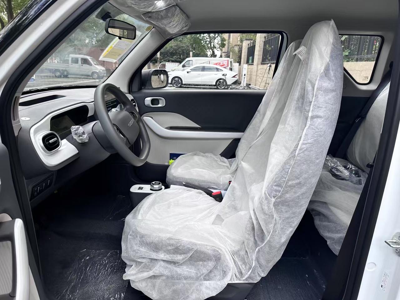 吉利熊猫的内饰主要是黑白双拼造型，这倒也符合熊猫的外观颜色。中控台上有一块凹陷的