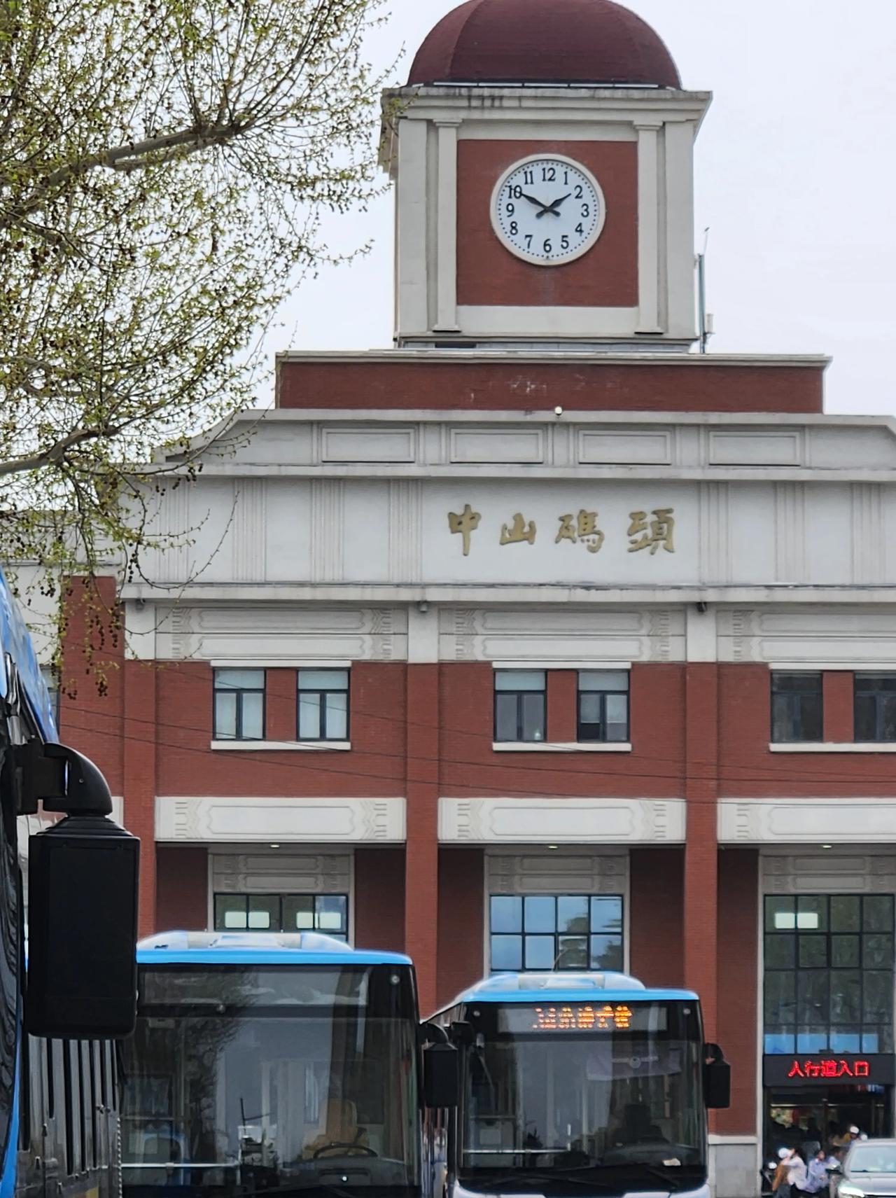 南京现在是最好的季节，要来玩的赶紧，过几天树上的毛毛就要落了，很烦人。
欢迎大家