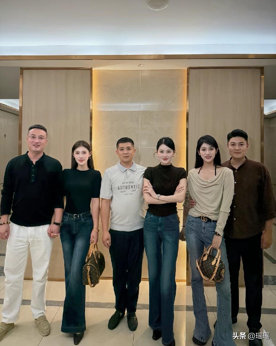 女的，身材一个比一个好，男的带出去，有面子