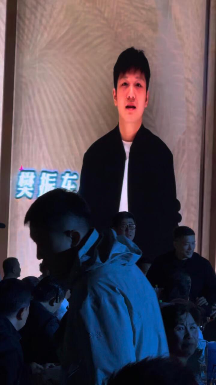 樊振东给黄雅琼和刘雨辰送结婚祝福，东哥不远万里也要给好友送结婚祝福！
小胖下次自