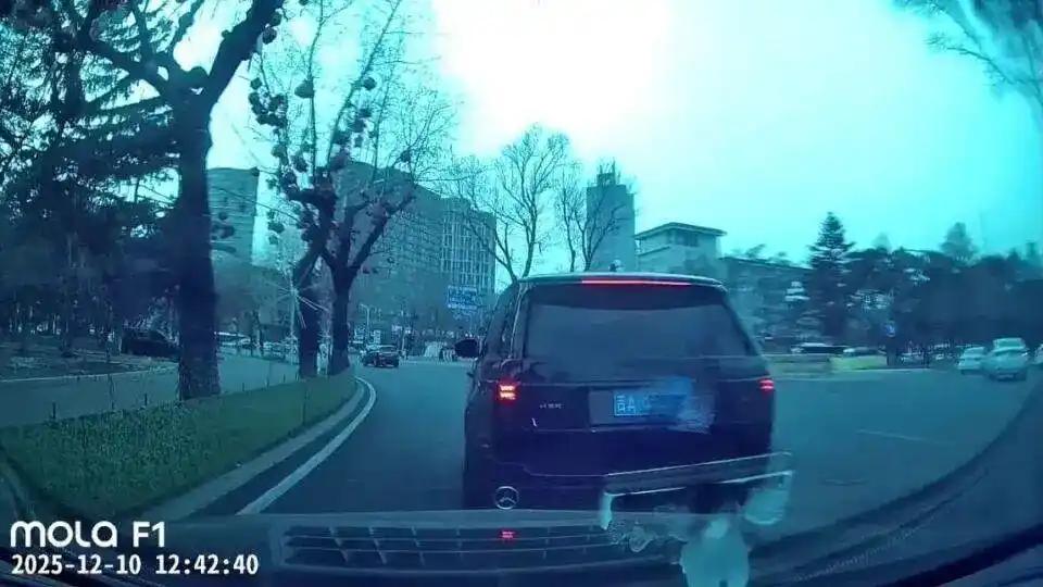 此事总算是有个初步结果了。

2025年12月10日，长春市民吕先生驾驶奔驰车，