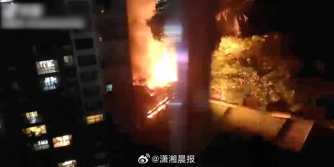 【广东一#商户夜间爆燃商家称疑因电线着火#，#当地回应商户夜间发生爆燃#：火情已