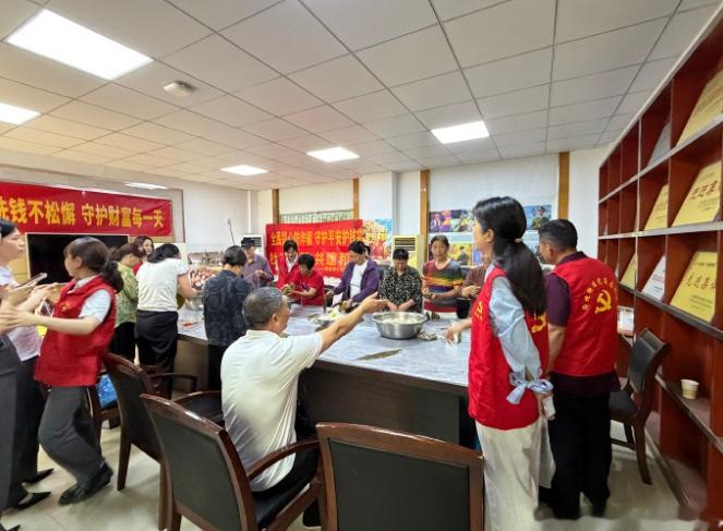 台州路桥用一颗粽子串起各族居民的邻里深情 阳光社区端午粽香飘，各族群众携手包粽叙
