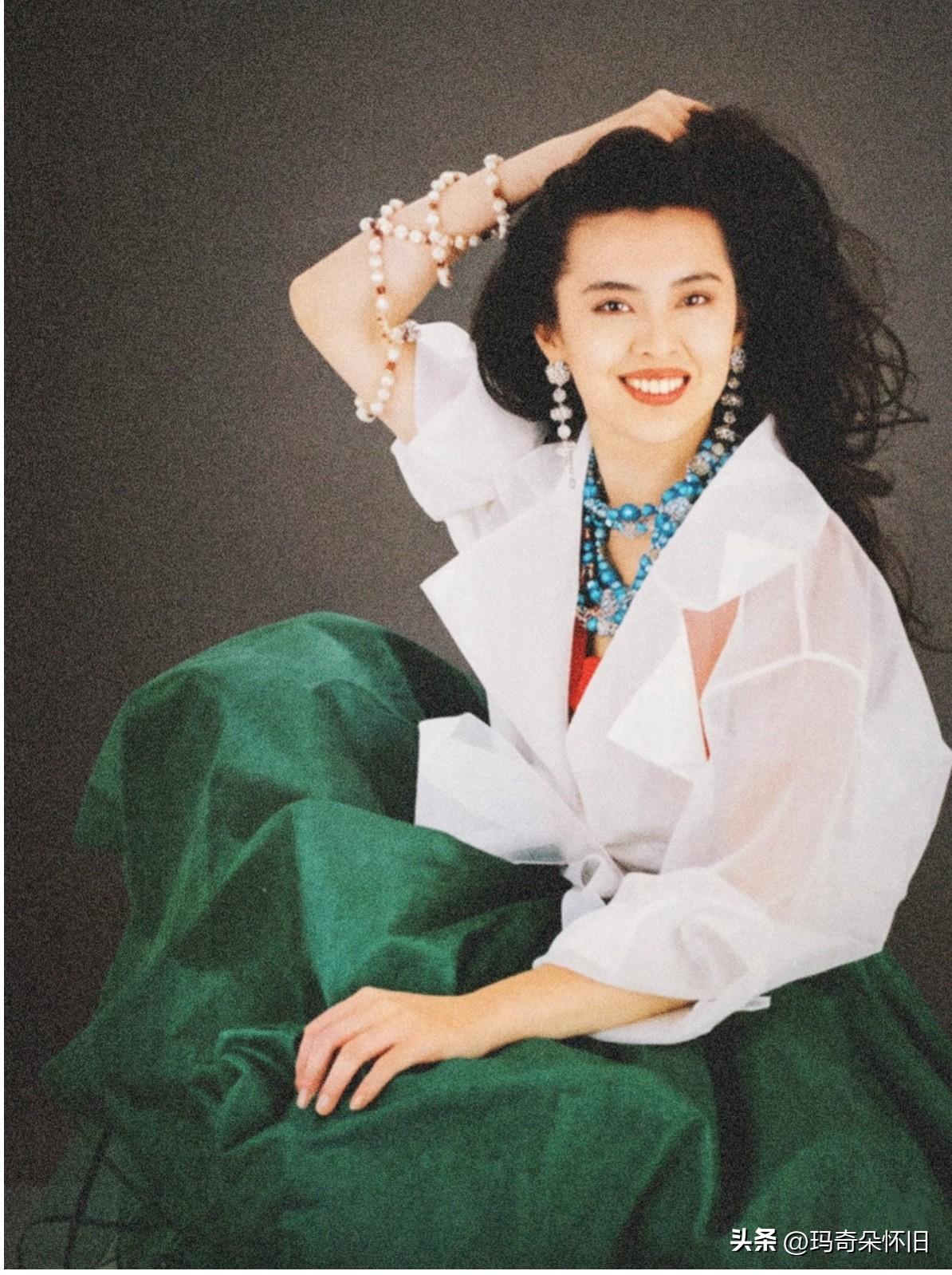 🌟旧时光里的港风美人～王祖贤
这组造型太绝了💚
白衫配绿裙，复古又大气
明艳