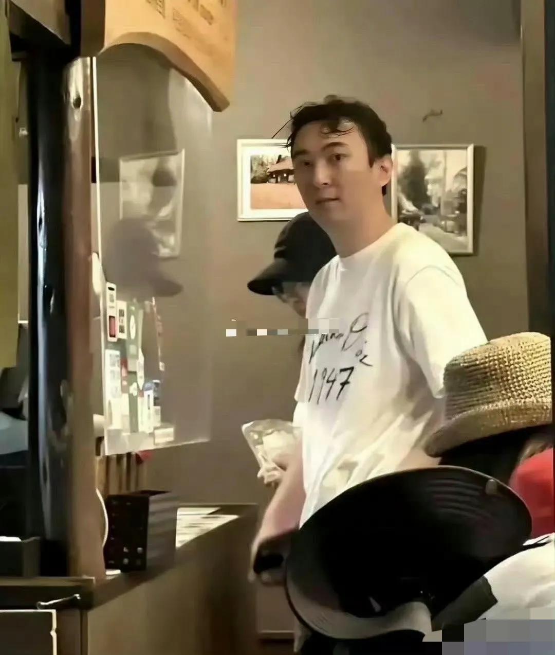 王思聪花几w剪的头发。剪完像没剪一样。