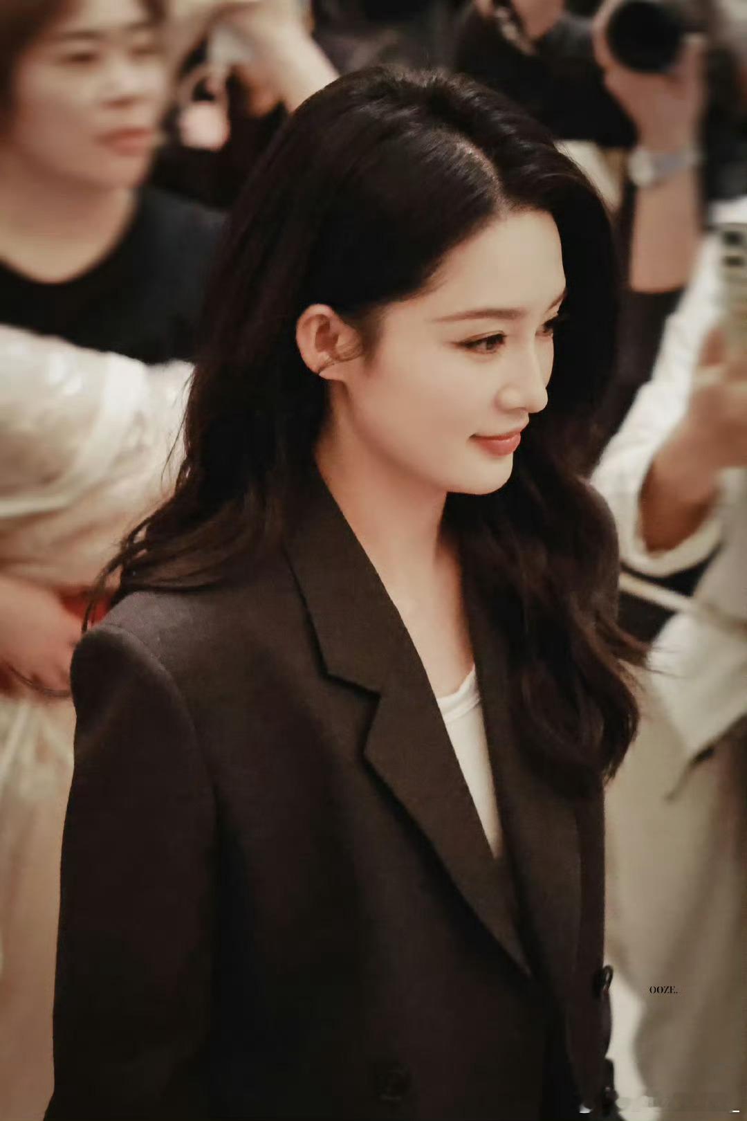 #李沁[超话]# 谁懂这种简单利落的西装[舔屏][舔屏]她本来的脸型就气场超级强