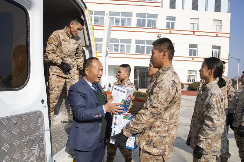《祖国》杂志社元旦前夕慰问人民子弟兵 特别生日祝福温暖军营