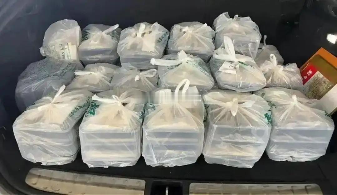 人均GDP全球第二的澳门，破了一桩走私案。赃物不是金条，不是芯片，是10块钱一份