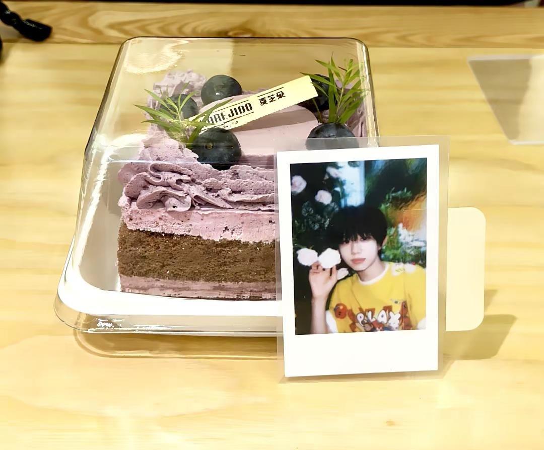 我们的365.时间抹去你青涩的脸颊渐渐变的棱角分明我贪恋你早期眼里的光，却不愿你