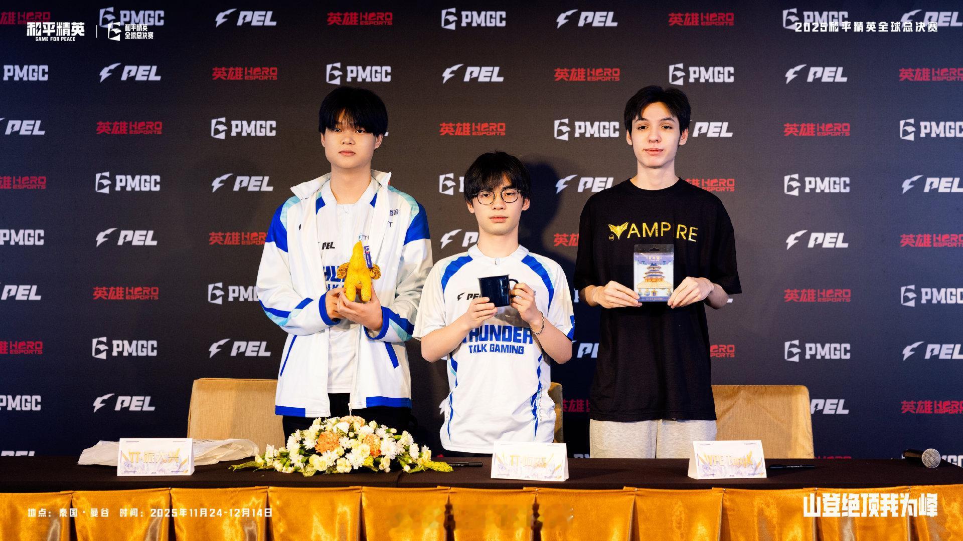 全球总决赛孔明灯祈愿 昨天现场的大家都写的非常认真！！路酱祝本次总决赛的选手都可