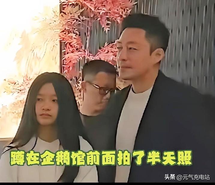 汪小菲带玥儿和箖箖游香港被偶遇，照片一出来，之前骂他作秀的人都没声了。

12岁