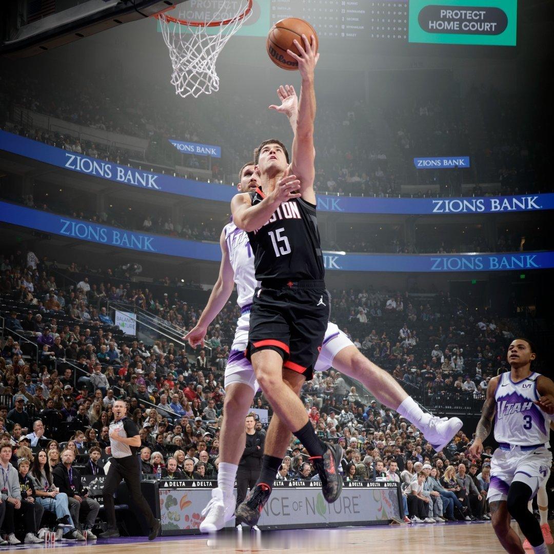 记者：显然，这支火箭队在进攻篮板方面达到了历史级别的水平。这对于你们的帮助有多大