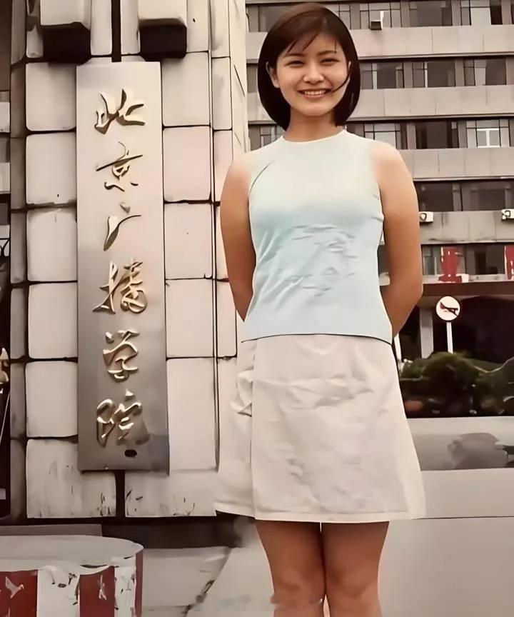90年代的北京广播学院门口，镜头定格了一个外貌不算出众的女孩，谁能想到日后的她，