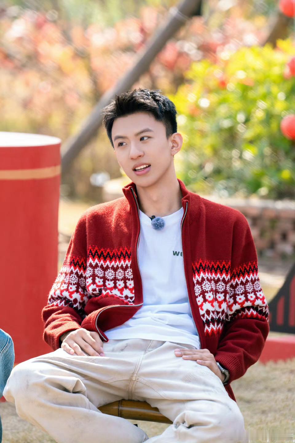 付航谈passion爆火后困扰周五晚高疯 好友眼中台上活力四射的付航，私下里安静