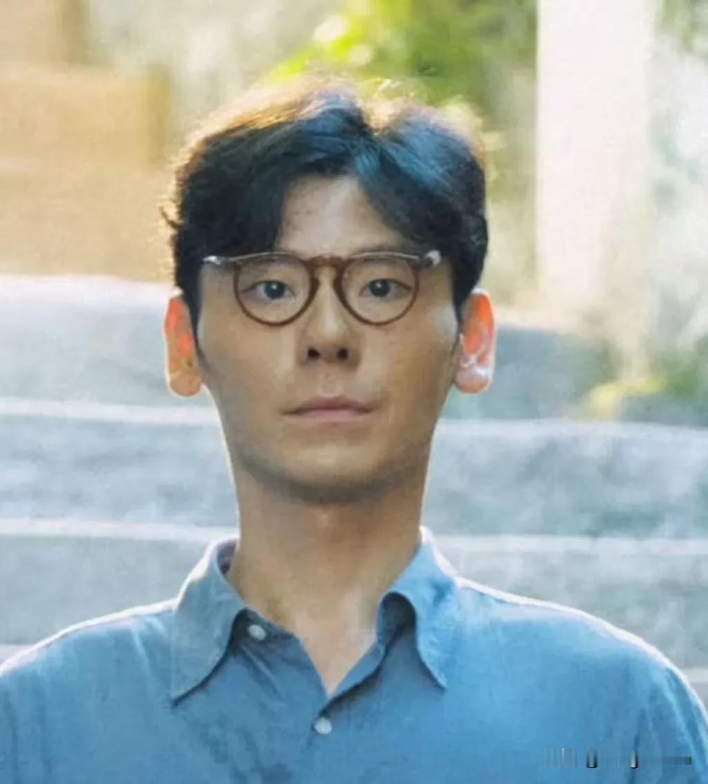 别的不说了


这眼镜是怎么架到这么高高的？


怎么固定的呢？