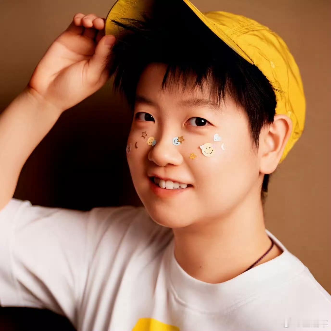 莎莎这个笑容也太权威了。莎局确实变身强了，笑容都比以前更沉稳了，以前更阳光可爱，