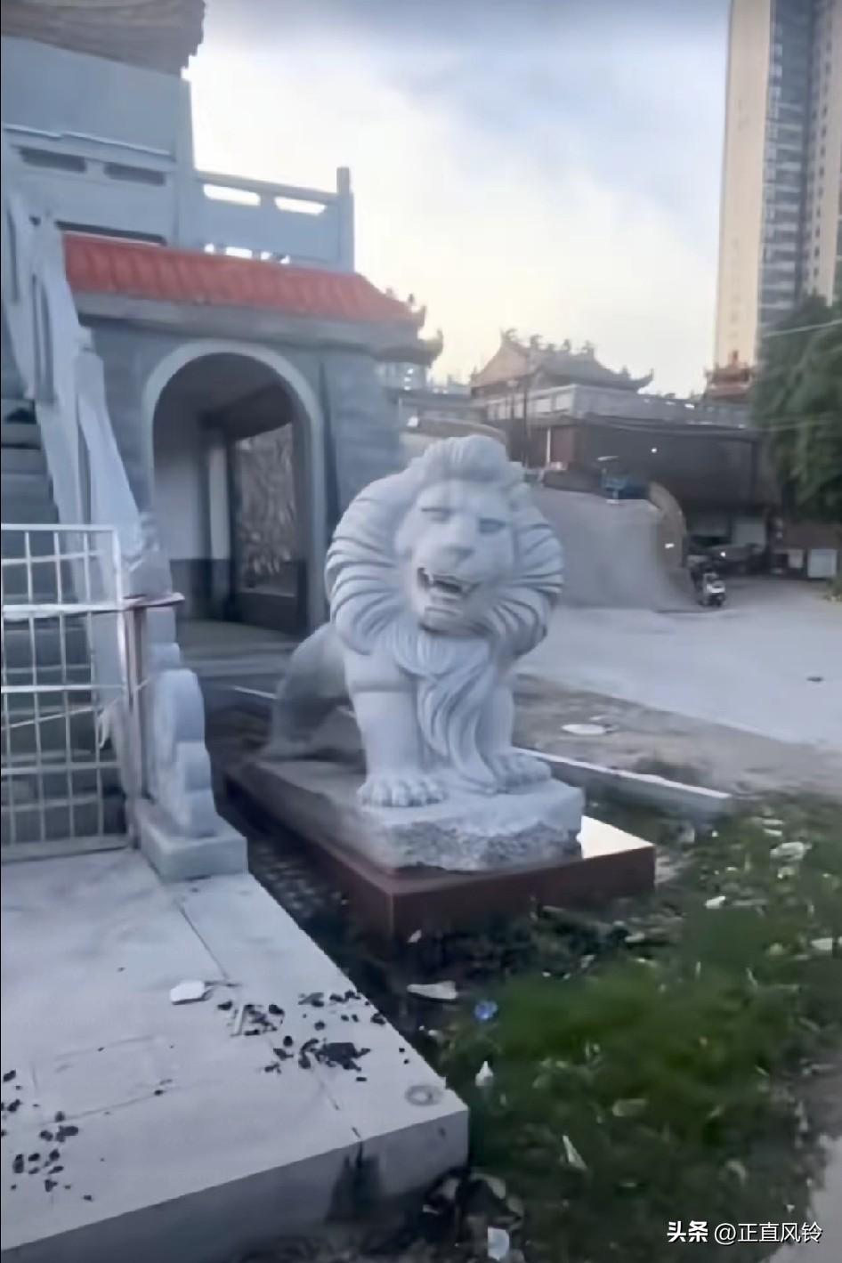 安溪那个被雷劈了的庙，
这个石狮子是不是被雷劈成这样的？[捂脸]蒲师文后人捐的吧
