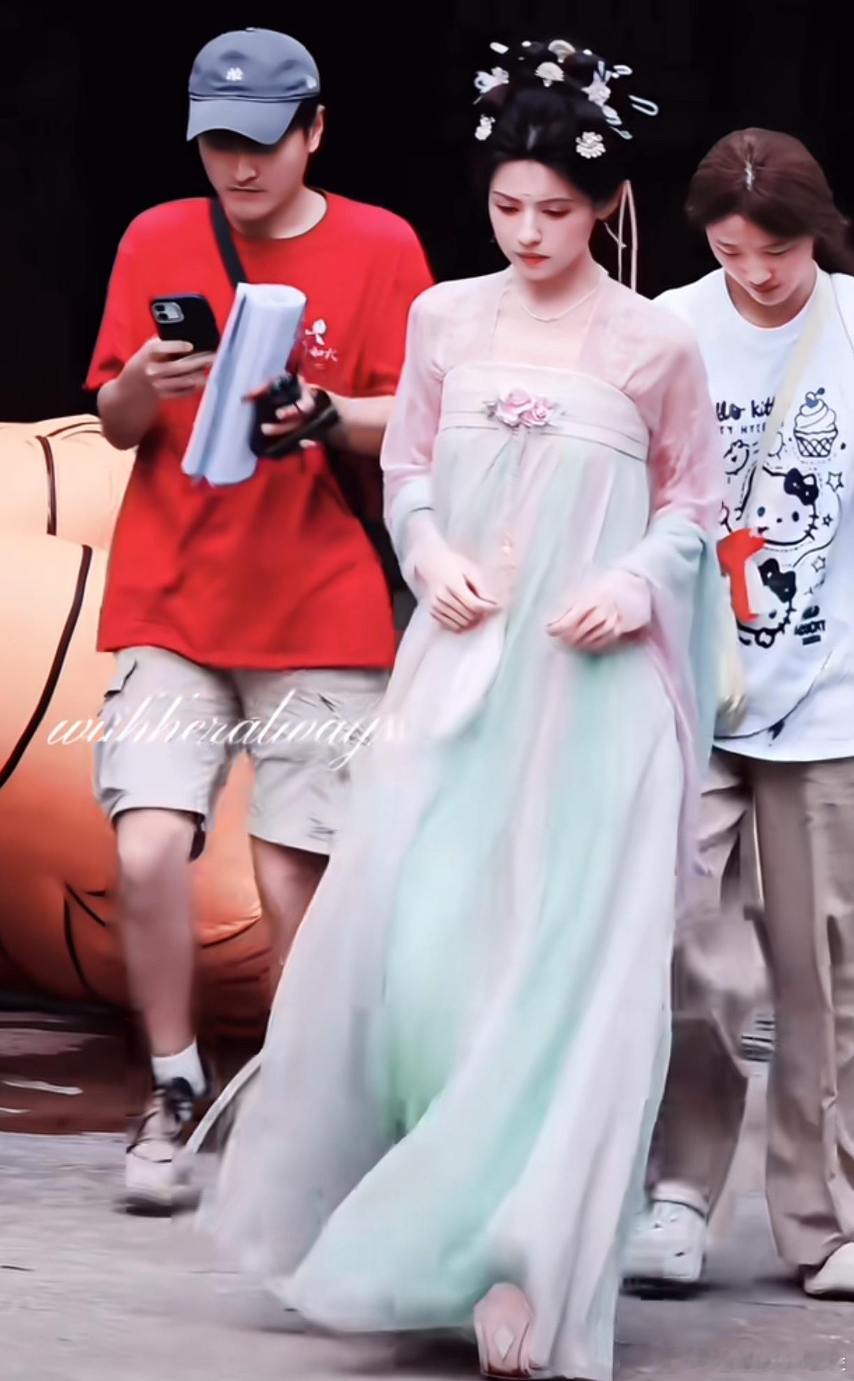 攻玉女主像穿了璇玑的衣服。仙侠古偶开始造型轮回了吗？ 