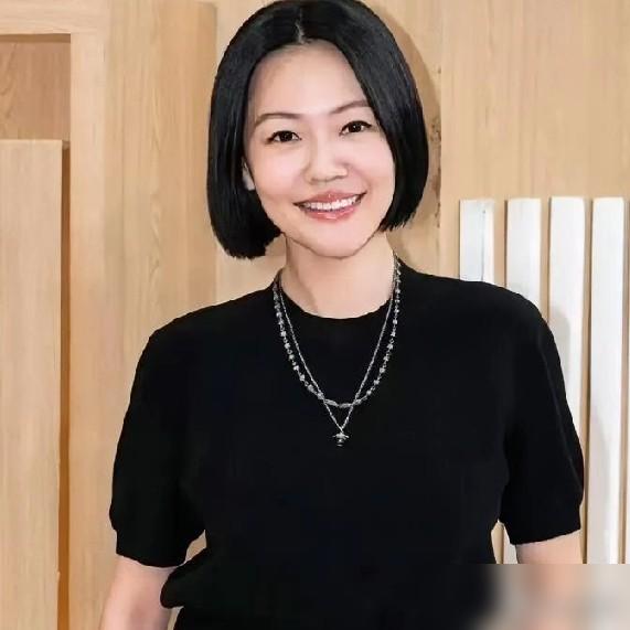 小S为姐姐哭到发抖，她老公许雅钧却把大S的出殡照，发给了微信上搭讪的女粉丝。