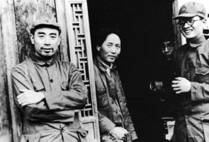 毛主席曾说：我的接班人有三个，第三个是周恩来——但他有个"弱点"……这个弱点，让