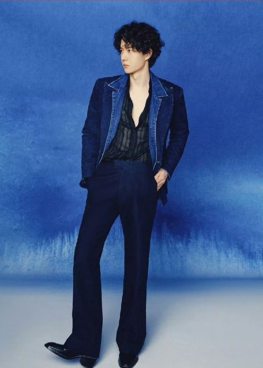 王一博深V透视内搭王一博靛蓝套装 王一博靛蓝套装真的好帅啊 