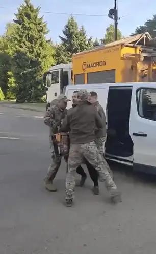连鞋带都不会系，却被判适合服役？乌克兰征兵乱象彻底藏不住了

乌克兰罗夫诺州近日