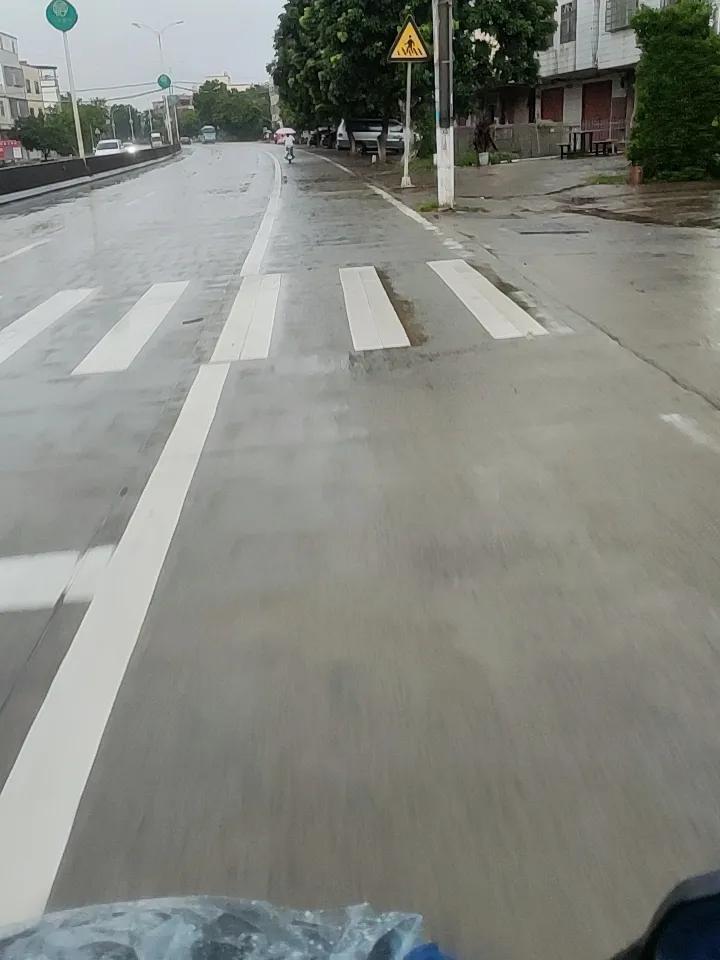 雨天快乐秘籍这不就来了！睡觉绝对是首选。早上听着淅沥雨声睡到自然醒，或是中午伴着